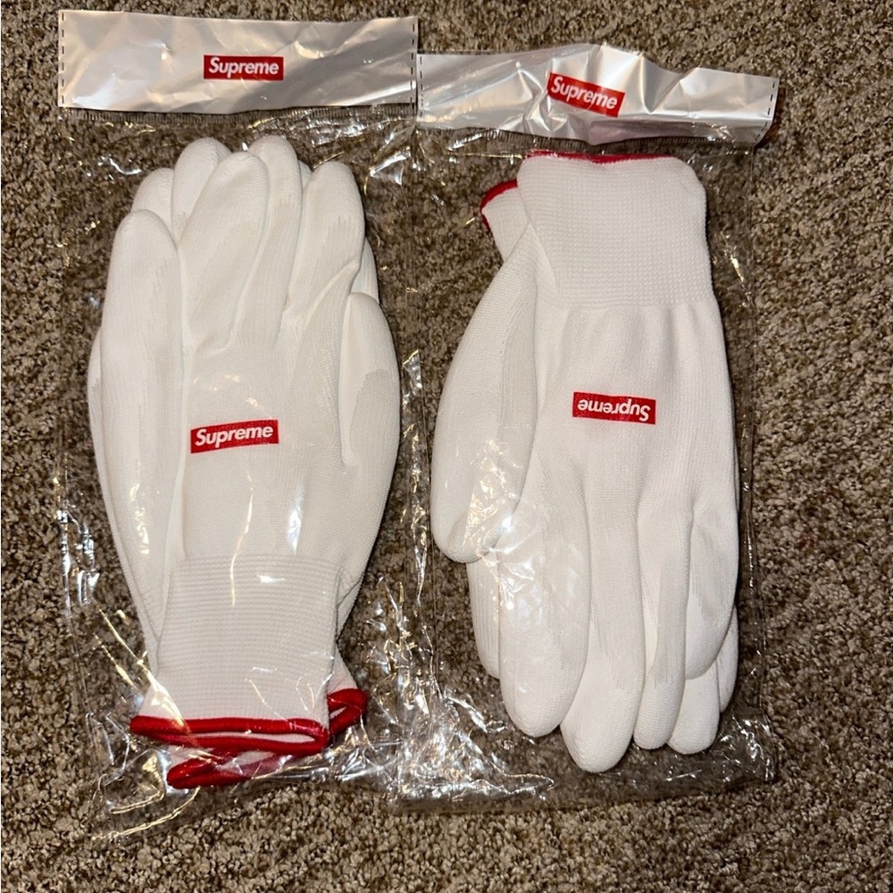 Supreme gloves